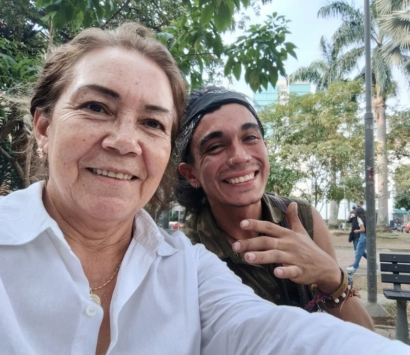 Voluntarios compartiendo con una comunidad
